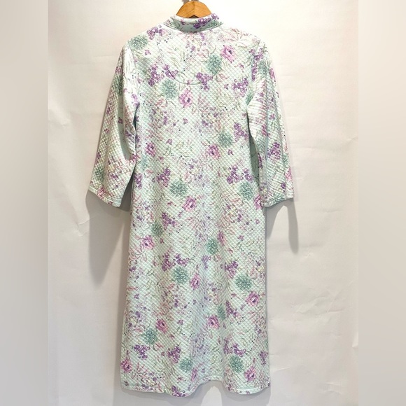Miss Elaine Quilted Floral Robe Zip Close with Matching Short Sleeve Nightgown. - Picture 4 of 11